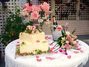 Russ-and-Meghan's-beautiful-wedding-cakeweb